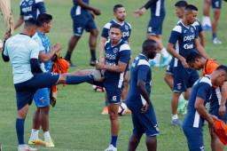 Los jugadores del Motagua entrenando en la cancha del estadio Olímpico donde enfrentarán esta noche al Alianza buscando el boleto a la final de la Liga Concacaf.