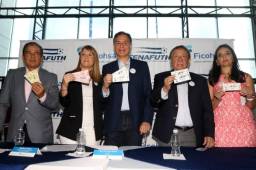 La Fenafuth presentando las entradas para el partido eliminatorio Honduras-Costa Rica. Las mismas se comienzan a vender desde este viernes 10 de marzo. Fotos Ronald Aceituno