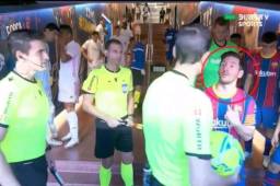 Messi se cruzó con el árbitro Munuera y le reclamó la supuesta falta que recibió de Casemiro dentro del área.