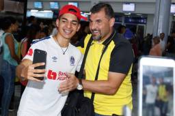 Martín García cuando se tomaba la selfie con el aficionado del Olimpia.