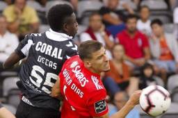 Wesly Decas disputa un balón con Rúben Dias jugador del Benfica.