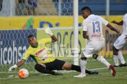 Carlo Costly falló esta ocasión de gol estando solo frente a la portería del Juticalpa.