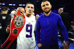 Téofimo López tras ganar la pelea a Richard Commey, posó en una foto con Vasiliy Lomachenko con quien espera su próximo combate. Fotos cortesía Top Rank