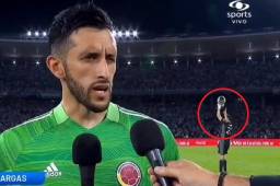 Camilo Vargas ofrecía declaraciones cuando apareció en la toma Emiliano Martínez celebrando con la Copa América.