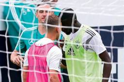 Klose tuvo que parar a Kimmich y Rudiger de la pelea que protagonizaron en el entreno de Alemania.