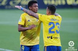 El delantero Choco Lozano celebrando con su compañero el gol que le anotó al Alcorcón en el empate del Cádiz en la segunda división de España. Foto cortesía