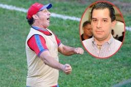 La eufórica celebración del entrenador del Olimpia, Pedro Troglio, tras el triunfo sobre Marathón que los lleva al liderato del Clausura. Fotos Neptalí Romero