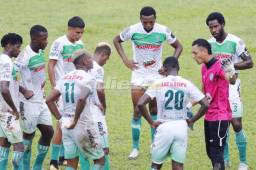 Los jugadores del Platense reunidos durante el partido ante Marathón donde cayeron 1-0 en San Pedro Sula. Fotos | Neptalí Romero