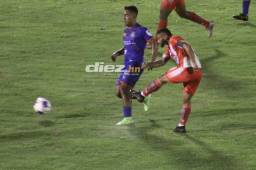 Luis Argeñal trata de tapar la salida ante el remate de Alex Aguilar. FOTO: Edgar Witty.