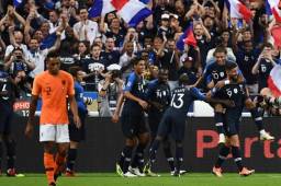France's forward Olivier Giroud celebrates with teammates after scoring a goal during the UEFA Nations League football match between France and Netherlands at the Stade de France stadium, in Saint-Denis, northern of Paris, on September 9, 2018. / AFP PHOTO / Anne-Christine POUJOULAT