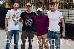 Edagard Álvarez posa con los jugadores argentinos. Foto: Platense.