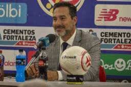 Matosas durante la conferencia de prensa donde fue presentado como nuevo seleccionador costarricense.