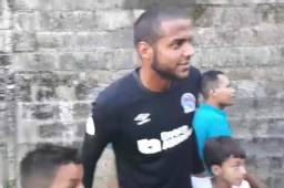 Edrick Menjívar recibió el cariño de sus paisanos en el Julio Galindo.