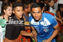 Andy Najar atendió a muchos aficionados en Chamelecón.