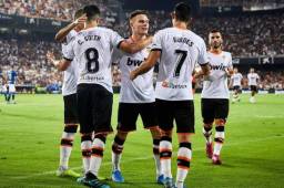 Jugadores de Valencia celebran una de sus anotaciones ante Atalanta por la UEFA Champions League