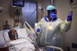 Estados Unidos sufrió la muerte de 3.784 personas entre martes y miércoles. Es la tercera vez que supera la barrera de los 3 mil fallecidos diarios.