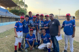 El equipo sampedrano muestra su felicidad después de conseguir el campenonato acional pre infantil.
