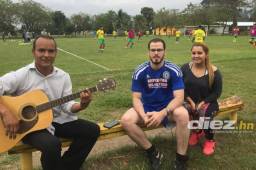 Mientras los jugadores del Parrillas One entrenaban, ellos cantaban.
