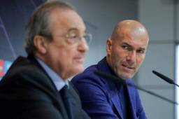 Zidane y Florentino Pérez durante una conferencia de prensa del Real Madrid.