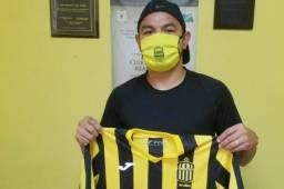 El mediocampista Mario Martínez posando con la camisa del Real España, ayer miércoles que fue anunciado su regreso tras pasar un año con Marathón.