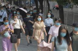 Las autoridades chinas han cerrado una zona cerca de la capital, Pekín, por el brote de coronavirus que mantiene en alerta amarilla al país. Fotos AFP