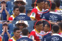 ¡Que pícaro! Así fue el beso del defensor hondureño Getsel Montes a otro jugador en la Liga de Costa Rica