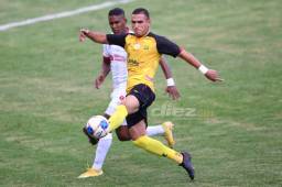 Omar Rosas intenta quitarse la marca de Beckeles; el mexicano no estuvo fino en la final de ida.