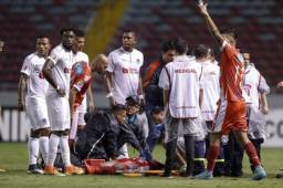 Momentos de pánico se vivió en el estadio Nacional de San José ya que Kenny estaba insconciente y la ambulancia no ingresaba para hacer el traslado. Foto La Nación de Cista Rica