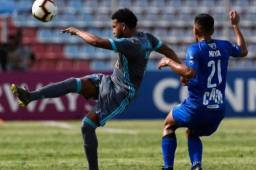 Bryan Moya marca a uno de sus rivales. Foto: Depor.com