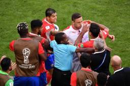 Nemanja Matić tuvo que forcejear con varios jugadores de Costa Rica.