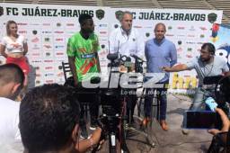 Wesly Decas posando con la camisa del FC Juárez de la Segunda División de México. Foto Cortesía