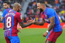 Dani Alves festeja junto a Memphis Depay luego del tanto del holandés desde el manchón penal.