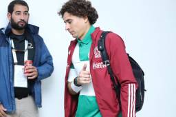 Guillermo Ochoa abandonó el estadio Nacional de esta manera. No estará el martes. Foto DIEZ: Mauricio Ayala