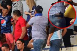 Estas imágenes de un aficionado con un arma en el estadio Nacional desataron los comentarios en las redes sociales.
