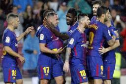 Paco Alcácer es felicitado por su excompañeros en el Barcelona.