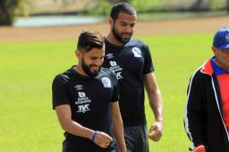 El mediocampista del Olimpia, Jorge Álvarez (izq.) viene saliendo de una lesión de ligamento en la rodilla y ahora se rompió en los entrenamientos de la Selección.