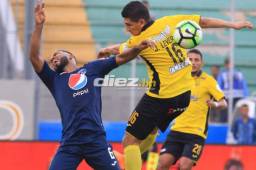 Johnny Leverón pelea un balón con Reinieri Mayorquín volante del Motagua.
