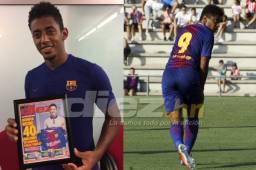 Choco Lozano posa con la portada que le entregó diario DIEZ en la Masía, la sede del Barcelona B donde se preparan de cara al inicio de la liga. Foto DIEZ