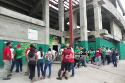 La afición de Marathón se ha hecho presente en el Yankel desde las 9:00 AM para comprar boletos.