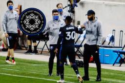 El hondureño, Romell Quioto, se saluda con Thierry Henry, entrenador que hoy anunció su salida del CF Montreal de Canadá. Foto Morgan Tencza -Canada Soccer