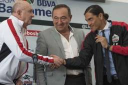 Mario Mendivil (centro) en el empresario que adquiere las acciones del equipo de los catrachos. Foto cortesía: Diario Récord México.