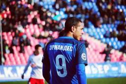 Eddie Hernández debutó con la camiseta nueve del Irtysh Pavlodar.