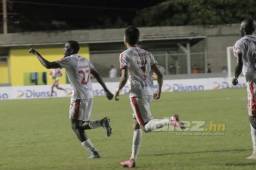 Carlos ‘Muma’ Fernández apareció desde el banquillo para darle la victoria al Vida. (Foto Neptalí Romero)