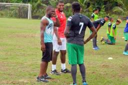 Milton 'Tyson' Núñez llevó alegría y risas al entreno del Platense. El exjugador estuvo unos minutos con los jugadores y luego siguió su camino. Fotos Cortesía Fútbol de Corazón