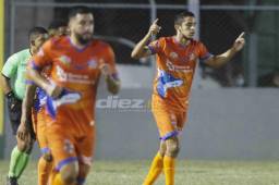 El delantero Juan Ramón Mejía celebra el gol con el que Lobos UPN se puso a ganar sobre Honduras Progreso.