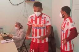 Los futbolistas Luis Meléndez y Alexander Aguilar durante las pruebas médicas del Vida.