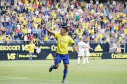 El hondureño Antony 'Choco' Lozano celebrando uno de los goles del Cádiz anotado en el Ramón de Carranza esta temporada. Foto cortesía