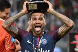Dani Alves podría regresar al Sevilla por ofrecimiento del PSG.