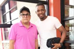 El delantero colombiano posa con Eloy Page, gerente deportivo de La 'Máquina'
