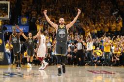 Curry le arrebató a Ray Allen el récord de triples en un solo partido.